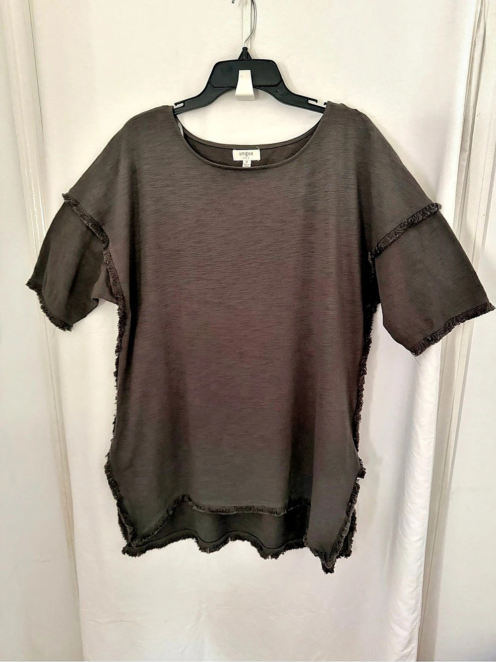 Umgee Raw Edge Short Sleeve Tunic Top in Gray Size Medium